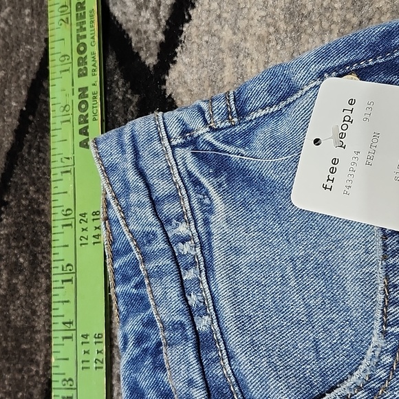 FREE PEOPLE FELTON HIGH-WAISTED DISTRESSED RAW-EDGE ZIP-FLY DENIM JEAN SHORT-NWT - Picture 6 of 12
